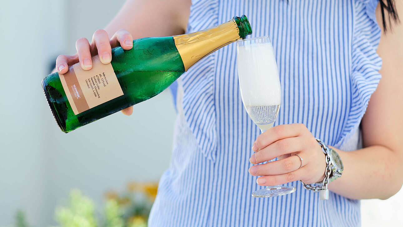 Stoßen Sie feierlich an