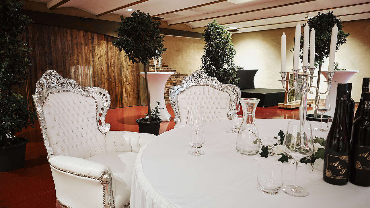 gedeckte Tische im Kaisergewölbe