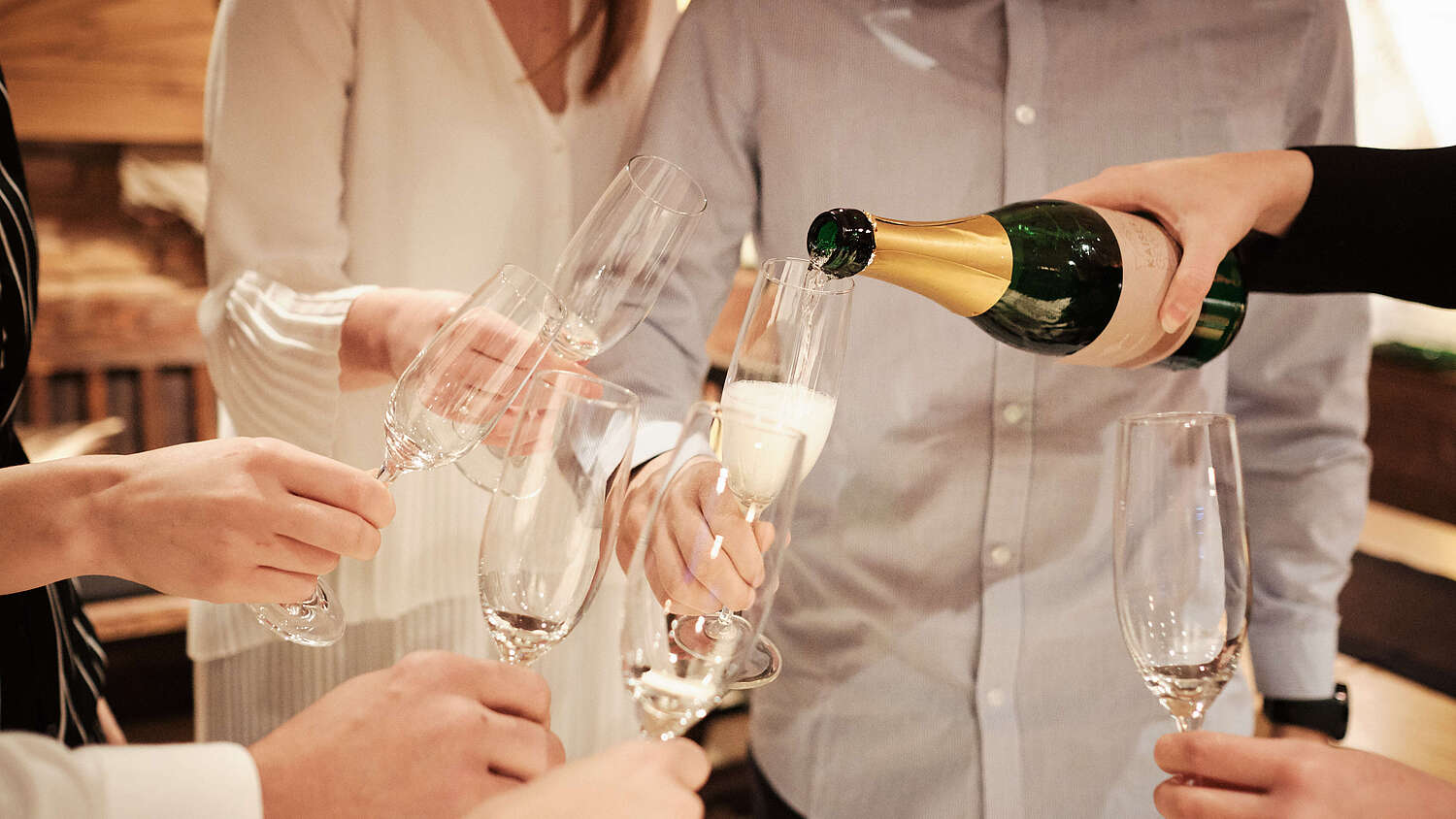Stoßen Sie feierlich an