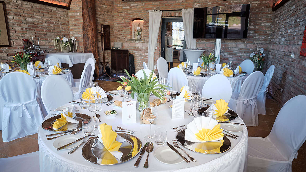 gedeckte Tische im Kaisergewölbe