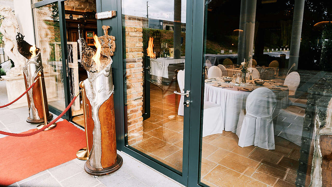 Kaisergewölbe-Eingang mit Feuersäule